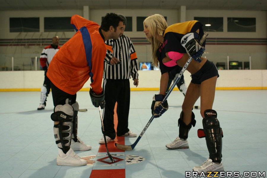 Грудастая блондинка Puma Swede вытрахана игривым членом хоккейной команды в раздевалке