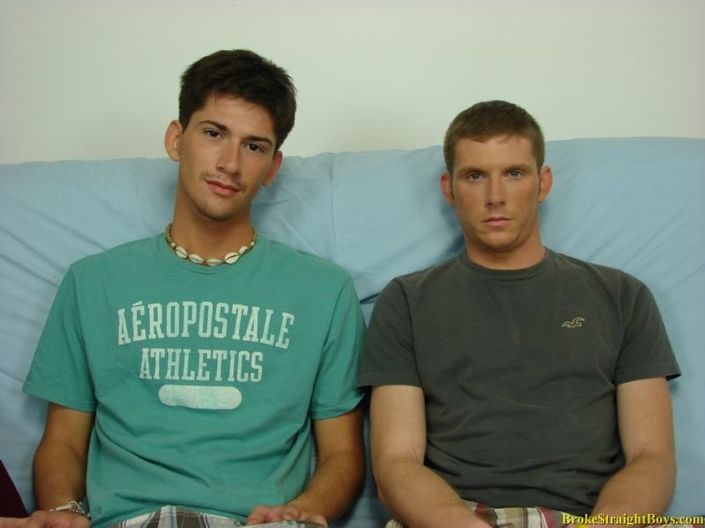 Два гея сидят голыми на диване и занимаются мастурбацией с выстрелом спермы