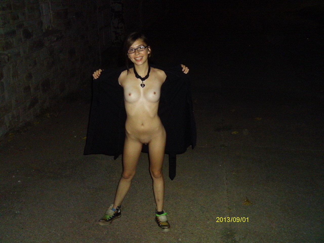 Худая девка гуляет голой в ночном парке