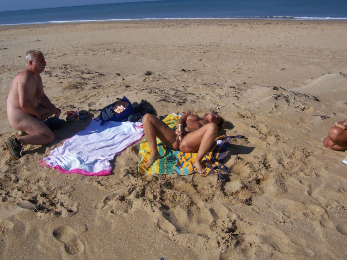 Зрелая пара занимается мастурбацией на пляже